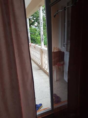 Фото номера Трехместный номер, вид на сад Гостевой дом Gios Guest House г. Чакви 4
