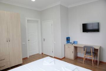 Фото номера Номер Делюкс (для 2 взрослых и 1 ребенка) Отель Mini Hotel Tako г. Чакви 17